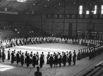 KPI dainų ir šokių ansamblio repeticija Kauno sporto halėje, 1956 m. (K. Sasnausko nuotr.)