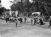 Lietuvos jaunimo delegacija Pabaltijo tautinės kultūros šventėje Taline, 1926 m. Delegaciją veda Liudas Gira.
