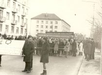Sovietų okupacijos metais studentai ir dėstytojai privalėjo dalyvauti sovietinėse demonstracijose. Nuotraukoje: fakulteto studentai sovietinėje demonstracijoje, 1969 m.