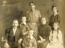 J. Nemeikša and his relatives during the First World War.