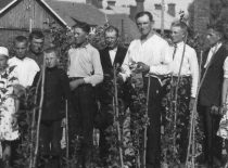 Klovainių jaunųjų ūkininkų ratelio ekskursija Joniškėlio žemės ūkio mokykloje. Iš kairės trečias Kazimieras Ragulskis, iš dešinės antras – Petras Ragulskis, 1939 m.