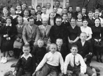 Pakruojo pradinės mokyklos VI skyriaus moksleiviai su mokytojais, 1940 m. Antroje eilėje centre – K. Ragulskis.