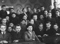 Linkuvos gimnazijos klasė, 1943 m. Paskutinėje eilėje 4-as iš kairės profiliu stovi K. Ragulskis.