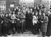 Linkuvos gimnazijos 22-oji abiturientų laida, 1946 m. K. Ragulskis paskutinėje eilėje 3-as iš kairės.