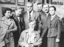 Po simpoziumo Kaune pas dail. A. Žmuidzinavičių (sėdi). Iš kairės antra O. Artobolevskaja, akad. I. Artobolevskij, K. Ragulskis, Ukrainos MA narys S. Koževnikov, V. Ragulskienė, 1963 m.