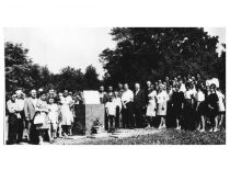 K. Ragulskis su šeima prof. V. Čepinskio gimtinėje atminimo lentos atidengime, 1971 m.