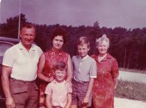 Ragulskių šeima su Vydos mama vasarą Neringoje, 1975 m.