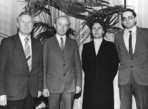 Vibrotechnikos profesoriai po pasitarimo, 1984 m. Iš kairės: K. Ragulskis, J. Gecevičius, V. Ragulskienė, R. Bansevičius.