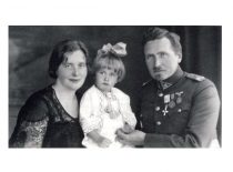 Vyda Kęsgailaitė su tėvais plk. ltn. gydytoju Leonu Kęsgaila-Kenstavičiumi ir mama Stefanija Stanevičiūte-Kęsgailiene, 1934 m.
