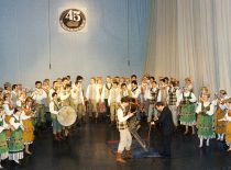 Concert of KTU folk art ensemble “Nemunas” on the occasion of the 45th anniversary of its establishment, 1994. (Photograph by J. Klėmanas)