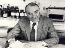 Head of the Department of Organic Chemistry Prof. R. Baltrušis at the laboratory, 1986.