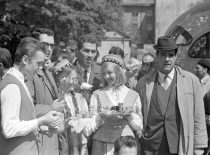Choro „Jaunystė“ nariai sutinka svečius iš Bulgarijos, 1967 m. (KTU fotoarchyvas)