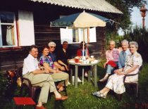 Po seminaro apsilankymas „Vibrotechnikos“ mokslininko dr. A. Kenstavičiaus sodyboje. Iš kairės dr. A. Bubulis, jo žmona Auksė, dr. A. Kenstavičius, prof. V. Volkovas, dr. Gulbinienė, dr. R. Gulbinas, K. ir V. Ragulskiai,1996 m.