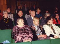 „Žiemgalos“ kraštiečių susitikimas. 1-oje eilėje iš kairės prof. A. Gaigalaitė; 2-oje eilėje iš kairės dailininkas A. Krikštopaitis, V. Ragulskienė, kraštiečių vadovas K. Kalibatas, K. Ragulskis, 1997 m.