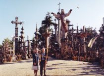 Vyda ir Kazimieras Ragulskiai Kryžiaus kalne deda kryžius už pagalbininkus gyvenime, 1999 m.