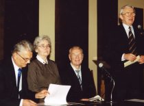 Konferencijoje, 2001 m. Iš kairės – prof. R. Bansevičius, prof. V. Ragulskienė, prof. K. Ragulskis, LMA prezidentas prof. B. Juodka.