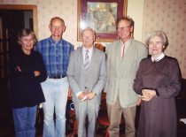 Po pasitarimo Volmer, dr. A. Kumpikas, K. Ragulskis, prof. J. Volmer (Vokietija), V. Ragulskienė, 2001 m.