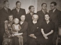 Prof. P. Jodelės šeima namuose Fredoje, 1943 m. (Originalas – B. Mackevičienės šeimos archyve)