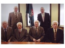 Pirmieji KTU profesoriai emeritai, 2005 m. Sėdi A. Matukonis, P. Kemėšis, K. Ragulskis, K. Sasnauskas. Stovi senato pirmininkas R. Žilinskas ir KTU rektorius R. Bansevičius.