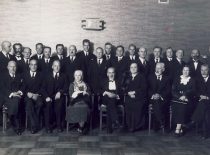 Iškilmingas prof. V. Čepinskio atsisveikinimo vakaras, surengtas universitete išėjimo į pensiją proga, 1936 m. rugsėjo 26 d. Pirmoje eilėje (iš kairės): 1 – prof. Z. Žemaitis, 3 – prof. A. Purėnas, 4 –M. Čepinskienė, 5 – prof. V. Čepinskis, 6 – M. Sleževičienė, 7 – prof. P. Jodelė, 9 – prof. P. Juodakis. (Originalas – KTU muziejuje)