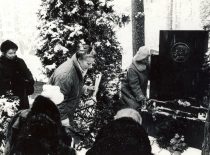Birutė Labanauskaitė Mackevičienė deda gėles ant senelio P. Jodelės kapo Kauno Petrašiūnų kapinėse, minint 120-ąsias gimimo metines 1991 m. vasario 13 d. (Originalas – B. Mackevičienės šeimos archyve)