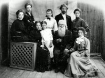 Gravrogkai family, 1908. In the second row from the left – Julijonas Gravrogkas, in the second row from the right – Antanas Gravrogkas. (Photograph from the archive of Gravrogkas family)