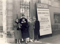 Members of the studio at the poster of the performance “Mažoji studentė” (“Little Student”), 1959. (The original is in the archive of S. Dubinskaitė-Šablinskienė)