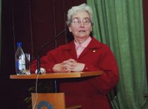 V. Ragulskienė kalba savo vyro akademiko K. Ragulskio 80-mečio jubiliejuje, KTU auloje, 2006 m.