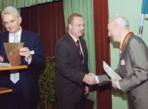 KTU rektorius prof. R. Šiaučiūnas sveikina akad. K. Ragulskį 80-mečio proga, 2006 m.