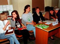 KTU akademinio choro „Jaunystė“ 70-metis – svečių registracija, 1996 m. (Jono Klėmano nuotr.) (KTU fotoarchyvas)