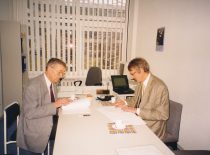 R. Kažys and the representative of the FORCE Institute sign a cooperation agreement, 1998.