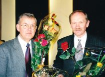 Choras „Jaunystė“ su vadove D. Beinaryte KTU auloje, 1999 m. (KTU–M)