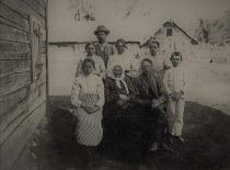 V. Čepinskis su tėvais, seserimis ir broliu, apie 1900 m. (Kopija – KTU muziejuje)