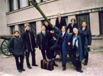 Choro vadovė D. Beinarytė su „Jaunystės“ choristais prie Vytauto Didžiojo karo muziejaus, 2002 m. (KTU–M)