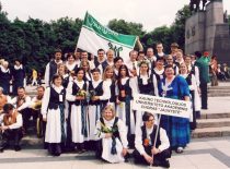 „Jaunystė“ su meno vadove D. Beinaryte Pasaulio lietuvių dainų šventėje Vilniuje, 2003 m. (R. Misiukonio nuotr.) (KTU–M)