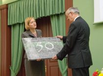 Fragment of the 50th anniversary of Prof. K. Baršauskas Ultrasound Research Institute, 2010. A representative of Kaunas Medical University presents a gift.