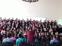 Baltijos šalių studentų dainų šventėje „Gaudeamus“ Daugpilyje, 2014 m. Diriguoja D. Beinarytė. (B. Mincevičiūtės archyvas)