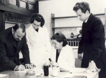 Prof. R. Baltrušis, A. Machtejeva, A. Zubienė, Z. J. Beresnevičius at the laboratory of the Department of Organic Chemistry, 1971.