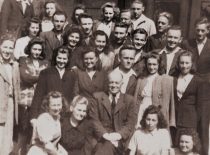 Prof. A. Purėnas su studentais prie Technologijos fakulteto Chemijos skyriaus rūmų (buvusios Lietuvos kariuomenės Tyrimų laboratorijos), 1947 m. gegužė (Originalas – prof. R. Baltrušio archyve)