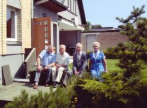 Ragulskių namo kieme, 2007 m. Iš kairės profesoriai A. Bubulis, V. Roizmanas, Kazimieras ir Vyda Ragulskiai.