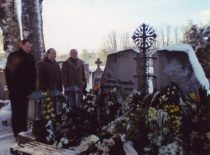 K. Ragulskis su sūnumis Minvydu ir Liutauru prie žmonos kapo Ukrinų kapinėse (Mažeikių raj.), 2009 m.