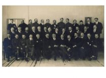 Aukštųjų kursų lektoriai 1921 m. Pirmoje eilėje (iš kairės): P. Juodakis, J. Žilinskas, M. Nasvytis, S. Digrys, A. Janulaitis, J. Vabalas-Gudaitis, E. Volteris, Z. Žemaitis, V. Čepinskis, J. Šimoliūnas, P. Jodelė, V. Verbickis, K. Vasiliauskas. Antroje eilėje: V. Lašas, P. Jankauskas, L. Gogelis, P. Leonas, P. Raudonikis, A. Jurgeliūnas, J. Karuža, P. Dovydaitis, V. Dubas, J. Čiurlys, M. Songaila, K. Lapinas, K. Oželis. Trečioje eilėje: V. Mačys, V. Viršila, neatpažintas asmuo, V. Biržiška, A. Purėnas, N. Šapira, L. Vailionis, S. Dirmantas, J. Čeponis, J. Bubenaitė Čeponienė, A. Veškarčaitė, J. Gravrogkas, F. Butkevičius (Originalas – KTU muziejuje).