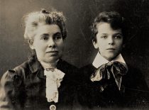V. Čepinskio žmona Marija Čepinskienė-Korš ir sūnus Vincas Liepojoje, apie 1910 m. (Kopija – KTU muziejuje)