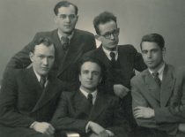 The first graduates of the electrotechnicians of Kaunas University after the war, 1948. Sitting: in the centre – R. Chomskis, first from the right – M. Paulauskas.