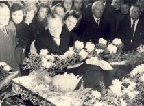 Prof. Purėno laidotuvės, 1962 m. Prie karsto žmona L. Purėnienė, dešinėje pusėje – KPI rektorius prof. K. Baršauskas. (Originalas – KTU muziejuje)