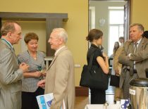 Tarptautinėje konferencijoje „Mechatroninės sistemos ir medžiagos“, 2011 m. Diskutuoja prof. A. Fedaravičius, dr. L. Patašienė, K. Ragulskis.