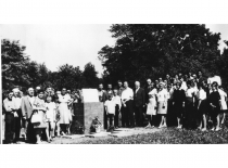 Ragulskių šeima prof. V. Čepinskio gimtinėje atminimo lentos atidengime, 1971 m.