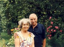 Prof. R. Baltrušis with his wife Irena in the garden in Palemonas, 1997.