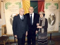 At the ceremony of the award of the name of Prof. Tadas Iavanauskas to the hunting club at the Historical Presidential Palace in Kaunas, 2013. From the left: I. Baltrušienė, F. Jackevičius (chairman of the club), prof. R. Baltrušis.