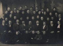J. Chorošuk ir E. Pisarevskajos komercinės mokyklos mokytojai ir mokiniai, 1912 m. II eilėje (iš kairės) pirmas – chemijos, fizikos ir prekių mokslo mokytojas A. Purėnas. (Originalas – KTU muziejuje)